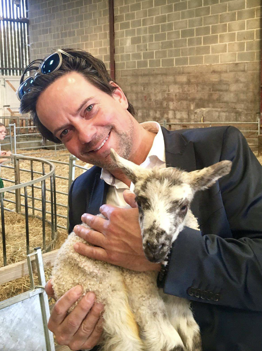 Gernot Soldanski mit einem Lamm im Stall